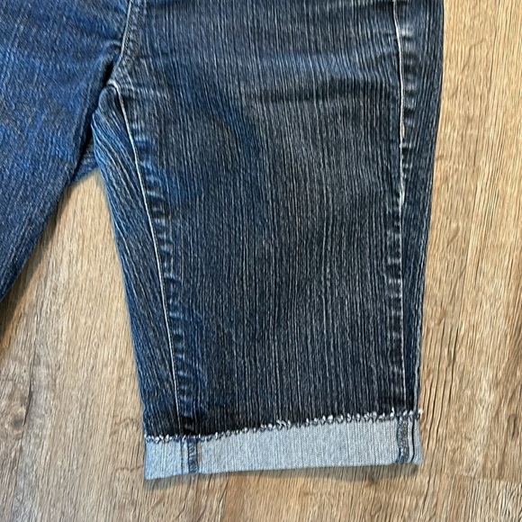 CALVIN KLEIN JEAN SHORTS SIZE(4) - Picture 2 of 9